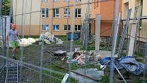 Pracovnící stavební firmy rekonstrukci základní školy v Lučanech nad Nisou.