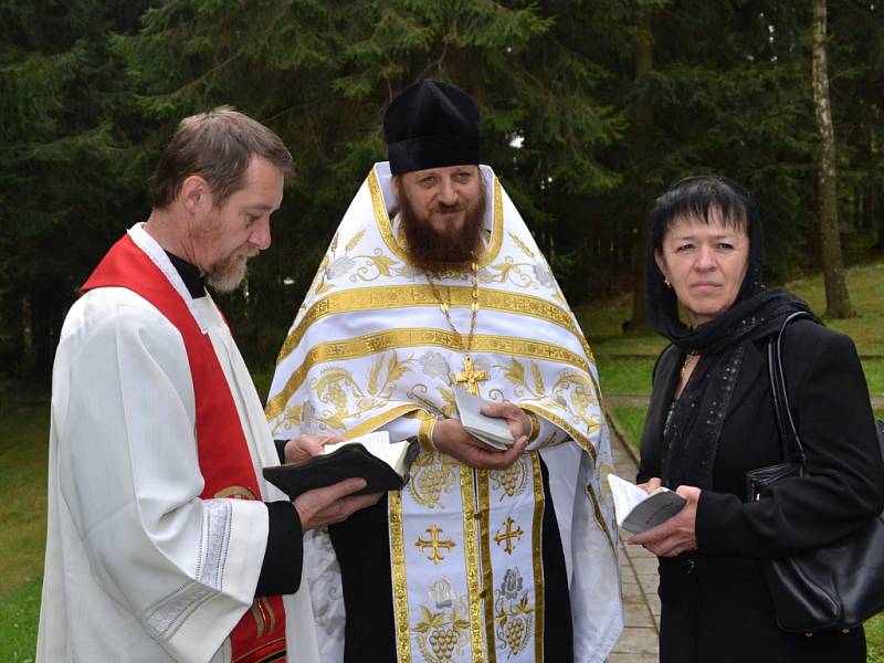 Pietní setkání u příležitosti 70. výročí skončení 2. světové války u památníku v Rýnovicích. 