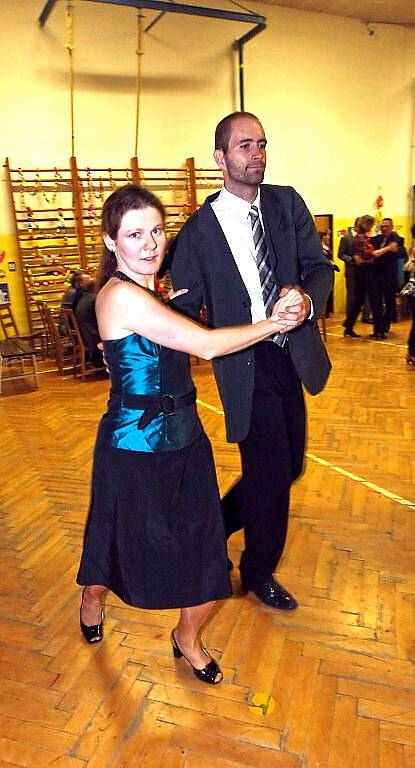 Ples v Lučanech, který ve zdejší sokolovně pořádal v pátek 26. února 2010 místní fotbalový klub za přispění lučanského Městského úřadu, se vydařil.