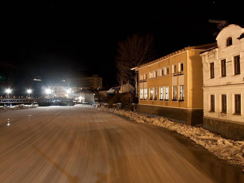 Hukot vody a třesk ledových ker na Jizeře, řev sirén. Tak vrazila obleva v sobotu nad ránem do Železného Brodu. Vlivem tání se Jizerou prohnala doslova lavina ker a vody.