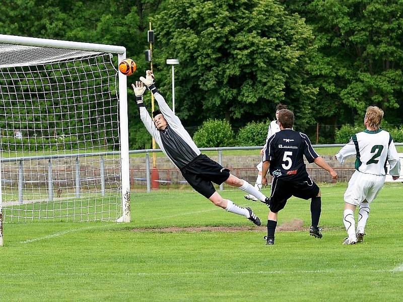 Fotbal 1.A třída 2010 Bozkov A : Nová Ves.  Bozkov v černých dresech.