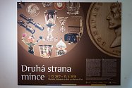 Instalace výstavy Druhá strana mince proběhla 22. listopadu v Muzeu skla a bižuterie v Jablonci nad Nisou.