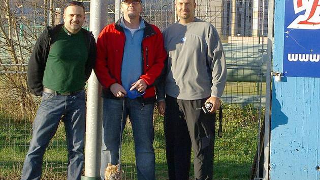 Libor Chrášťanský, Petr Roubíček a Jay Stott na baseballovém hřišti v Jablonci nad Nisou.
