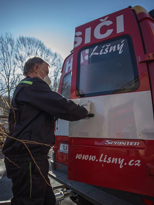 Dobrovolní hasiči z obce Líšný na Jablonecku uspořádali sbírku krmiva pro zvířata ZOO Liberec.