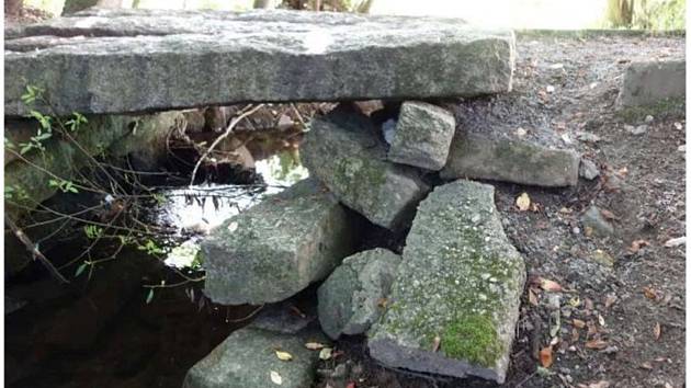 Kamenná lávka přes potok v Jablonci u Novoveské ulice je uzavřená kvůli havarijnímu stavu.