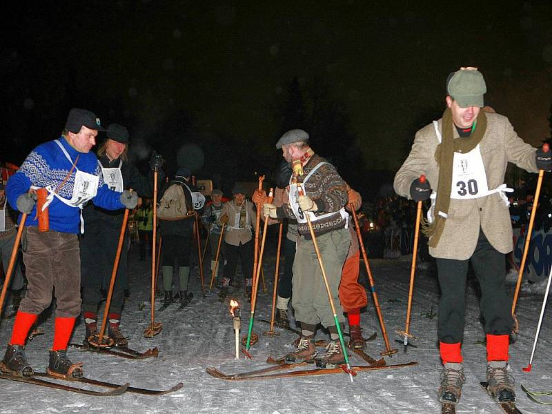 V pátek 7. ledna večer za svitu loučí odstartoval závod lyžníků na Jizerské 50, věnovaný tentokrát památce horolezců zahynuvších na Huascaranu.