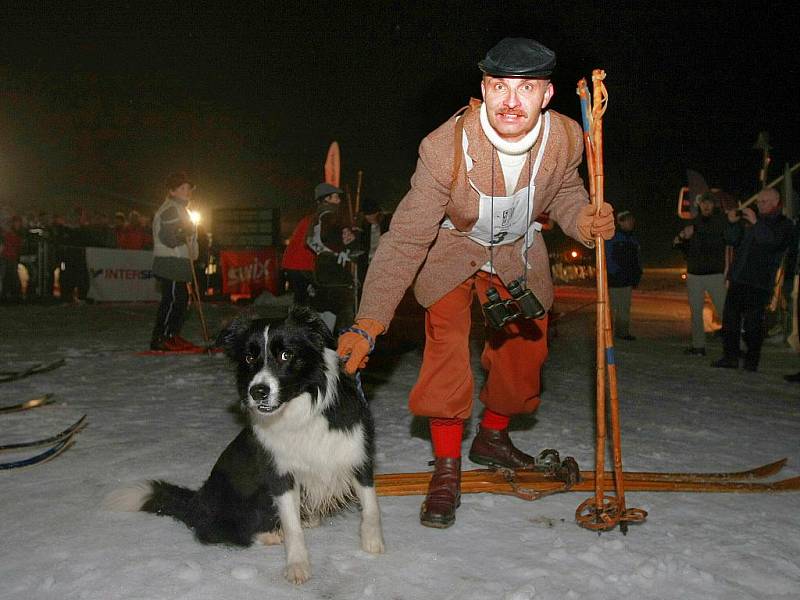 V pátek 7. ledna večer za svitu loučí odstartoval závod lyžníků na Jizerské 50, věnovaný tentokrát památce horolezců zahynuvších na Huascaranu.