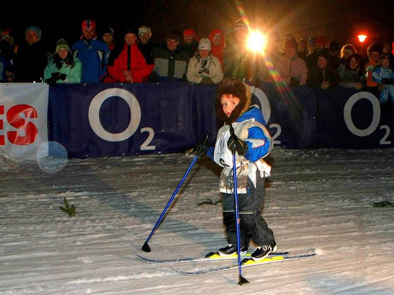 V pátek 7. ledna večer za svitu loučí odstartoval závod lyžníků na Jizerské 50, věnovaný tentokrát památce horolezců zahynuvších na Huascaranu.