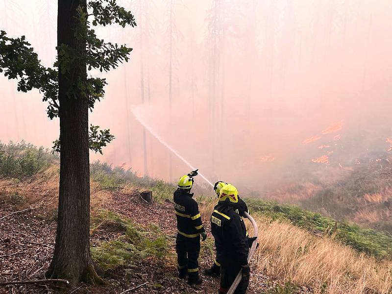 Dobrovolní hasiči JSDH Jablonec nad Nisou Paseky zasahují při požáru v Národním parku České Švýcarsko.