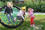 Malá sláva se na konci prázdnin odehrála v jablonecké mateřské škola Mšeňáček, kde byla slavnostně otevřena nově vybudovaná dětská zahrada.