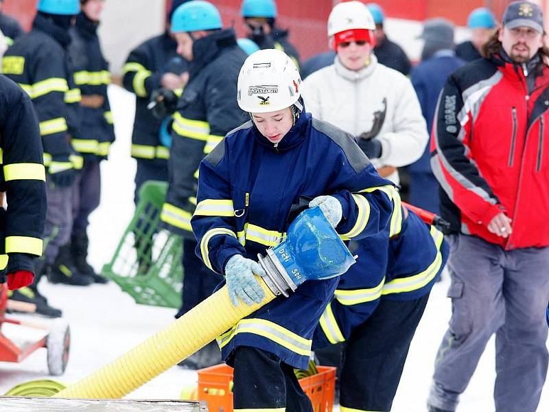 Na fotbalovém hřišti ve Vratislavicích se tak i letos sešlo za velkého mrazu a pěkné sněhové nadílky jedenáct družstev dobrovolných hasičů, kteří se zde rozhodli definitivně zakončit svoji soutěžní sezonu. 