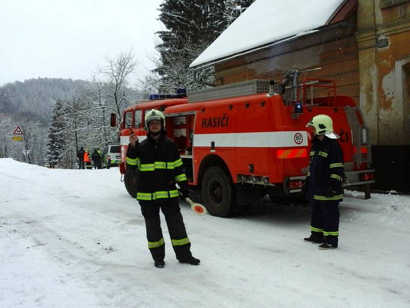 K dopravní nehodě do Zlaté Olešnice museli hasiči povolat jeřáb, aby vůz dostali zpět na silnici.