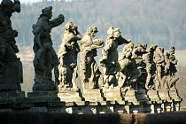 Mistrovské sochy M. B. Brauna na Kuksu 12 soch Ctností a 12 soch Neřestí (na snímku před západní částí severní fronty špitálu). 