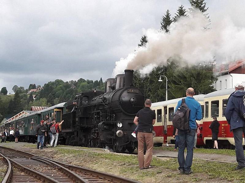 Parní lokomotiva Sedma jezdila o víkendu na trati Kořenov Harrachov. 