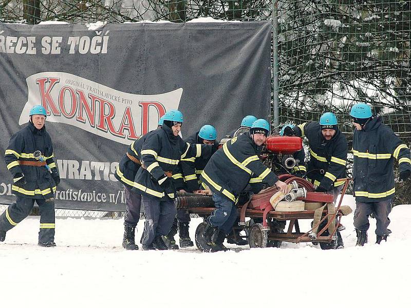 Na fotbalovém hřišti ve Vratislavicích se tak i letos sešlo za velkého mrazu a pěkné sněhové nadílky jedenáct družstev dobrovolných hasičů, kteří se zde rozhodli definitivně zakončit svoji soutěžní sezonu. 