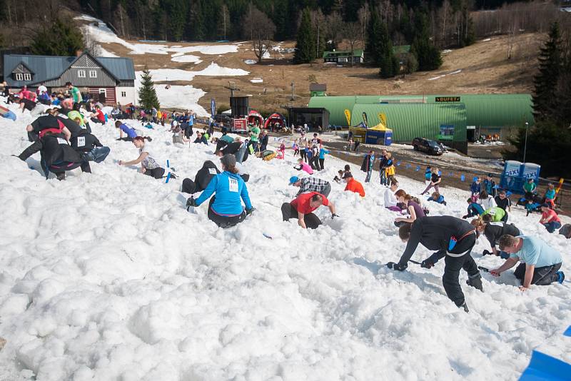 Skiareál v Rokytnici nad Jizerou pořádal 2. dubna 2017 druhý ročník zábavné akce s názvem Snowend, která byla určená především kopáčům pokladů či aktivním zahrádkářům. Originálním způsobem tak byla zakončena lyžařská sezona.