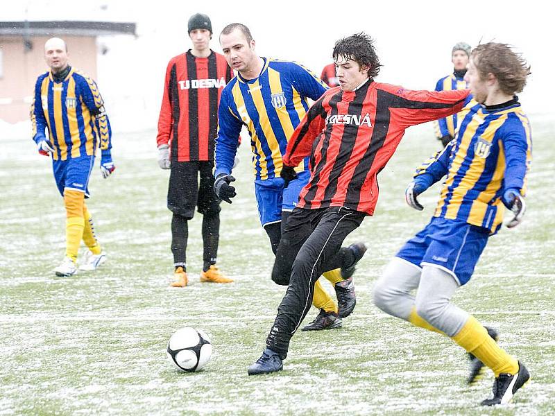 V typicky zimním počasí proběhl tuto sobotu na umělém trávníku v Desné zápas  1 kola JP CUPu mezi domácím účastníkem Krajského přeboru LK TJ Desná a Jiskrou Harrachov.