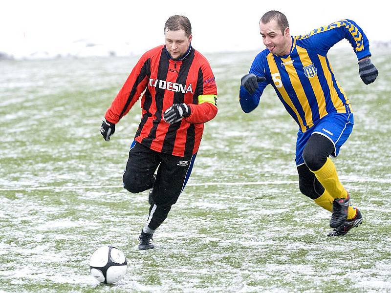 V typicky zimním počasí proběhl tuto sobotu na umělém trávníku v Desné zápas  1 kola JP CUPu mezi domácím účastníkem Krajského přeboru LK TJ Desná a Jiskrou Harrachov.