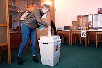 Začaly komunální volby, v Železném Brodě voliči čekali ještě před otevřením.