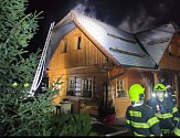 Požár roubeného domu ve Svatoňovicích na Semilsku zaměstnal ve čtvrtek 23. prosince večer hasiče.