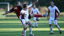 Velké Hamry (v bílém) porazily v domácím utkání Mimoň těsně 1:0.