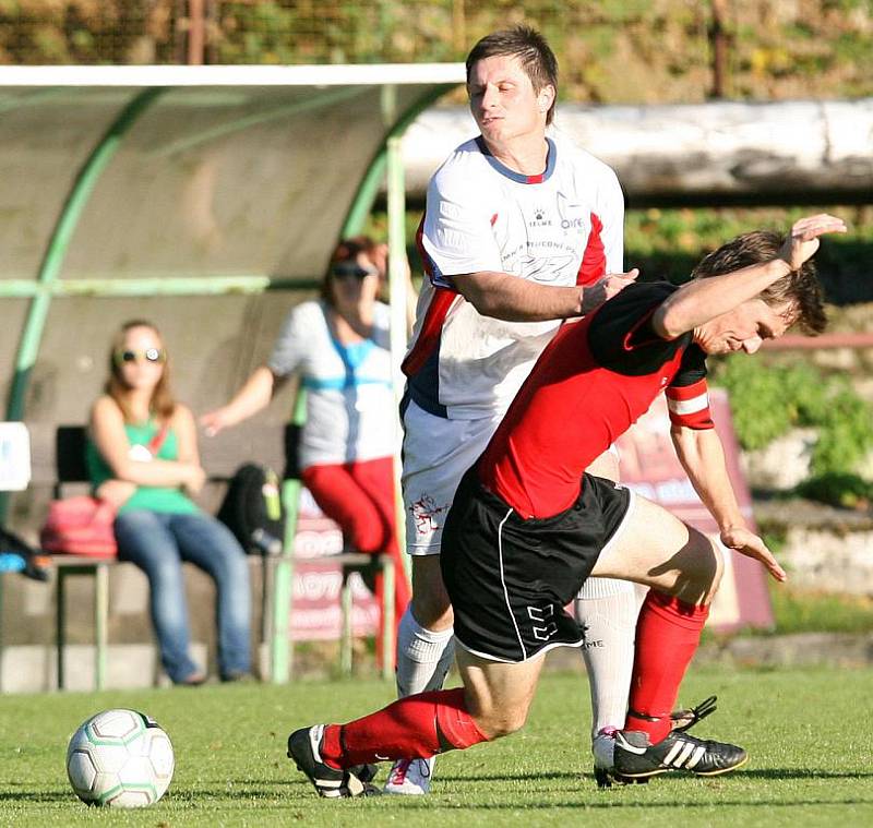 Velké Hamry (v bílém) porazily v domácím utkání Mimoň těsně 1:0.