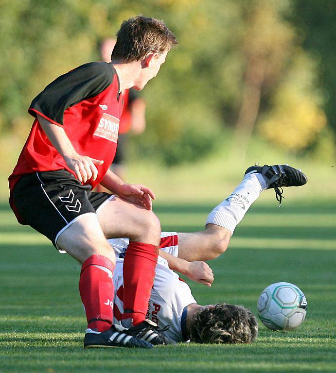 Velké Hamry (v bílém) porazily v domácím utkání Mimoň těsně 1:0.