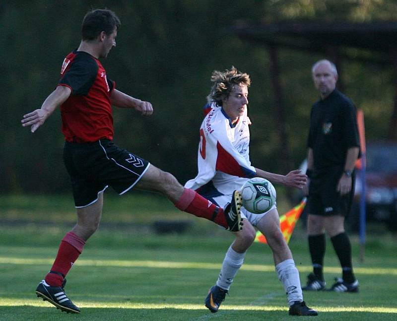 Velké Hamry (v bílém) porazily v domácím utkání Mimoň těsně 1:0.