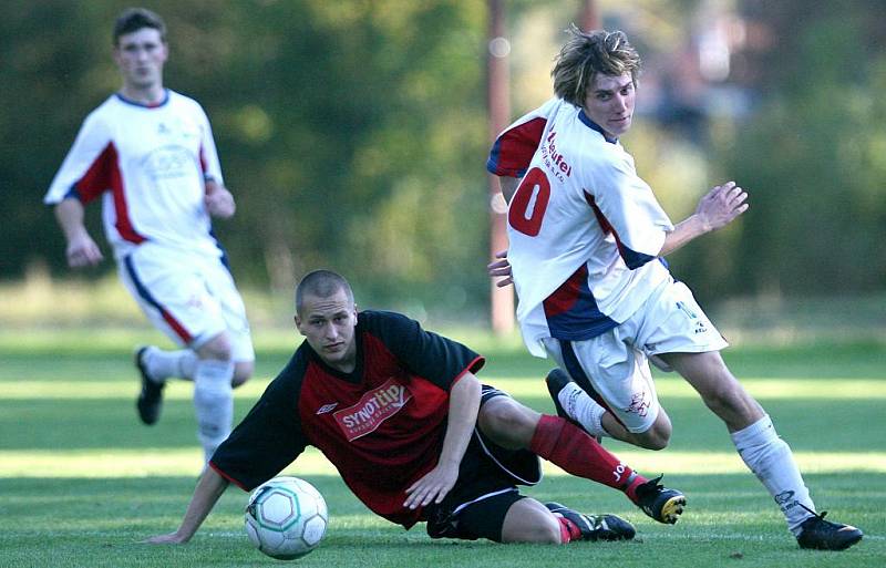 Velké Hamry (v bílém) porazily v domácím utkání Mimoň těsně 1:0.