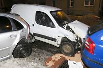 Opilý řidič poničil dvě auta a plot, jeho auto nemělo technickou.