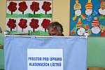 Začaly volby do zastupitelstev měst a obcí. Ve volebních místnostech v ZŠ Sokolí v Jablonci, okrsek č. 5, 6, 7 volí první voliči pár minut po začátku.