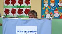 Začaly volby do zastupitelstev měst a obcí. Ve volebních místnostech v ZŠ Sokolí v Jablonci, okrsek č. 5, 6, 7 volí první voliči pár minut po začátku.