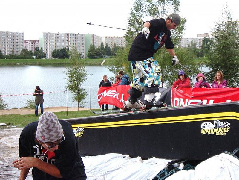 Netradiční exhibice se konala v sobotu na jablonecké přehradě v prostoru Slunečních lázní. Freestyloví  rideři na lyžích a snowboardech soupeřili o prvenství v soutěži O'Neill Superheroes na dovezené překážce a umělém sněhu.