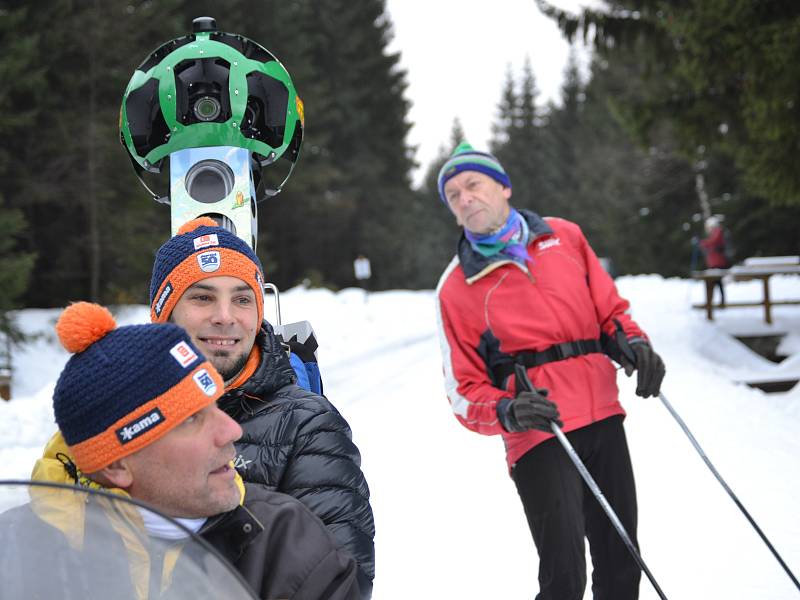 Speciální mapovací přístroj Street View Trekker má 15 čoček a dva GPS přijímače, celé zařízení má zhruba 20 kg, při jízdě je nutné držet stabilitu. Vše má na starosti operátor Ondřej Brouček (na snímku při rozhovorech) z organizačního týmu J50.