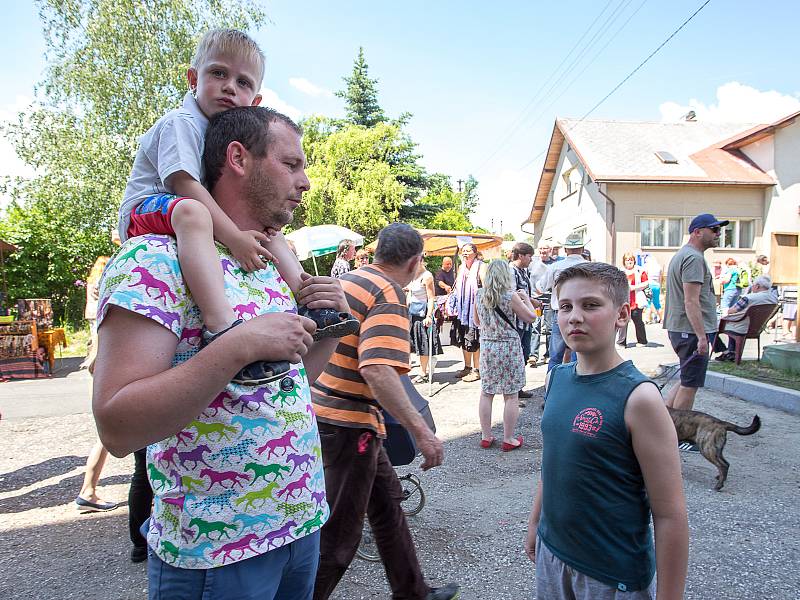 Lidé nasáli kouzlo Staromilské poutě ve Bzí