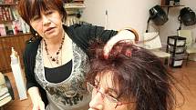 Dana Zedníková v jabloneckém kadeřnictví Fay při aplikaci brazilského keratinu na vlasy v reportáži na vlastní kůži.
