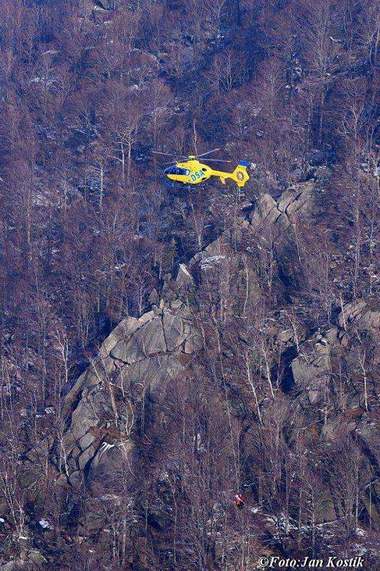 Pro zraněného horolezce přiletěl záchranářský vrtulník.
