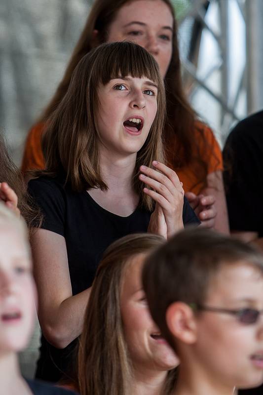 Dětský pěvecký sbor Iuventus Gaude! (na snímku) a taneční soubor při ZUŠ vystoupili 6. června v Jablonci nad Nisou v rámci hudebního festivalu Město plné tónů 2018.