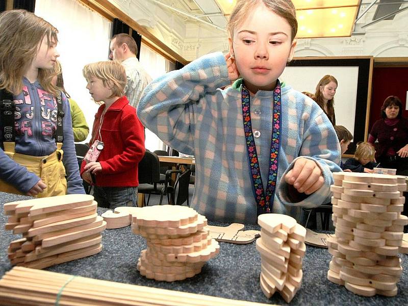 Jak vyrábějí handicapovaní z Chráněné pracovní dílny Nouzov dřevěné hračky, si vyzkoušeli žáci prvních ročníků jabloneckých základních škol. S výrobou jim pomáhali pracovníci chráněné dílny.