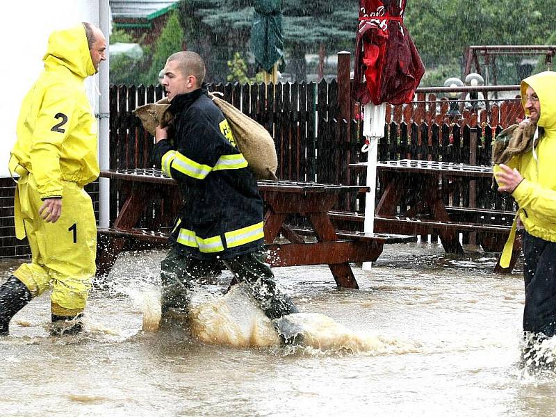 Sobota dopoledne. Na Liberecku se prudce zvedla hladina říčky Jeřice v Mníšku, Chrastavě a následně i Nisa v Bílém Kostele, Chotyni a Hrádku nad Nisou až o čtyři metry. Hrádek nad Nisou – Donín.