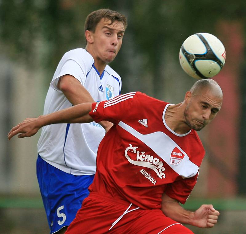 Jiskra Mšeno porazila v domácím utkání Nový Bydžov (v bílém) 2:0.