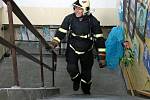 NEJTVRDŠÍ HASIČ PŘEŽIJE. Tak zní volný překlad velice prestižní a vlastně královské hasičské disciplíny TFA (Toughest Firefighter Alive). Náročné klání mohli v úterý vidět lidé před jabloneckou radnicí. 