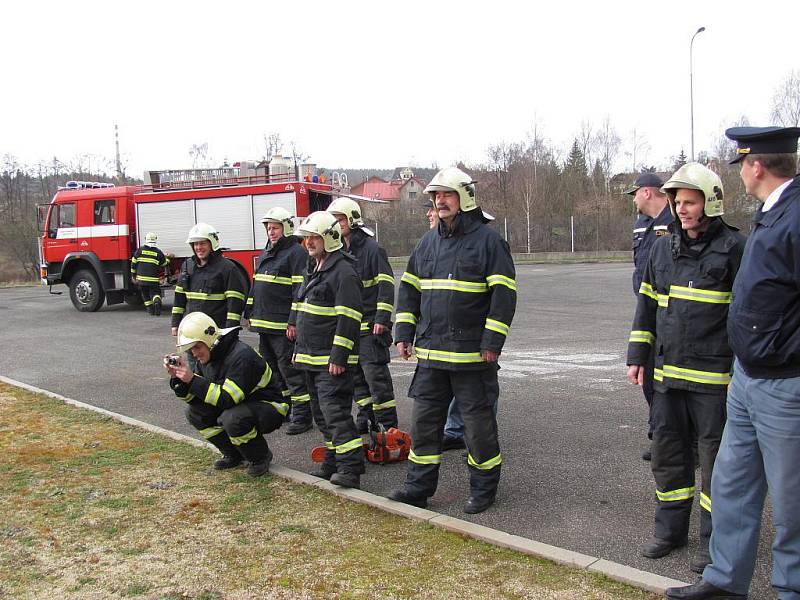 Po čtyřiceti letech služby u profesionální hasičů odchází do výsluhy Jan Kubale. V pondělní směně sloužil v Jablonci naposledy. Jeho kolegové mu připravili rozlučku.