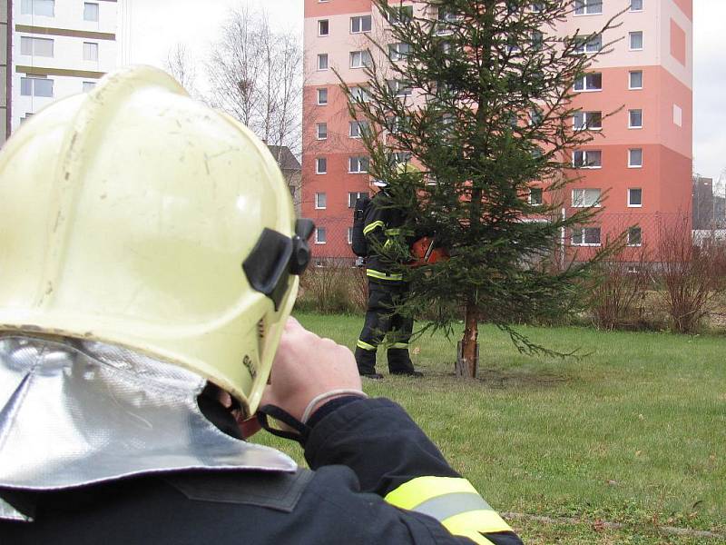 Po čtyřiceti letech služby u profesionální hasičů odchází do výsluhy Jan Kubale. V pondělní směně sloužil v Jablonci naposledy. Jeho kolegové mu připravili rozlučku.