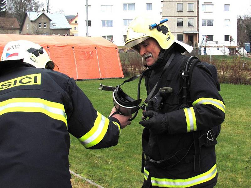 Po čtyřiceti letech služby u profesionální hasičů odchází do výsluhy Jan Kubale. V pondělní směně sloužil v Jablonci naposledy. Jeho kolegové mu připravili rozlučku.