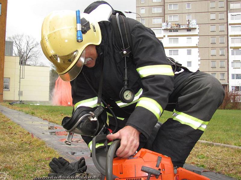 Po čtyřiceti letech služby u profesionální hasičů odchází do výsluhy Jan Kubale. V pondělní směně sloužil v Jablonci naposledy. Jeho kolegové mu připravili rozlučku.