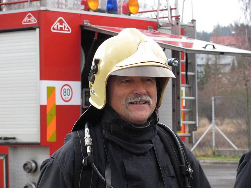 Po čtyřiceti letech služby u profesionální hasičů odchází do výsluhy Jan Kubale. V pondělní směně sloužil v Jablonci naposledy. Jeho kolegové mu připravili rozlučku.