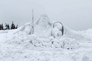 Skupina umělců z Jilemnice postavila před Labskou boudou sněhovou sochu Krakonoše vysokou 6,5 metru.