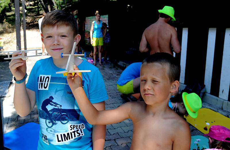 Součástí třítýdenního pobytu byl zábavný program pro děti. Výhodou bylo, že s nimi mohli být i jejich rodiče a děti se tak v cizím prostředí nebály.