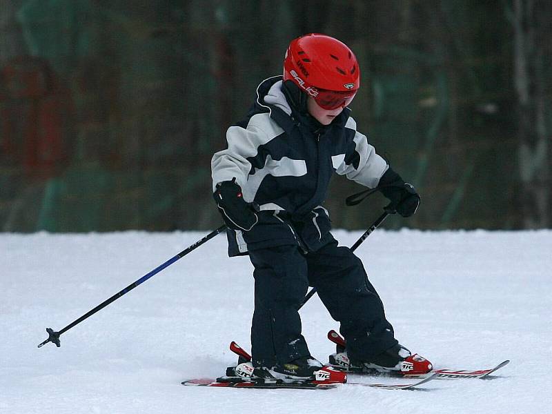 ROZJELI ZIMNÍ LYŽAŘSKOU SEZONU. V Harrachově dokonce s živou kapelou. Pod Čertovou horou koncertovala v sobotu kapela Děda Mládek Ilegal Band.